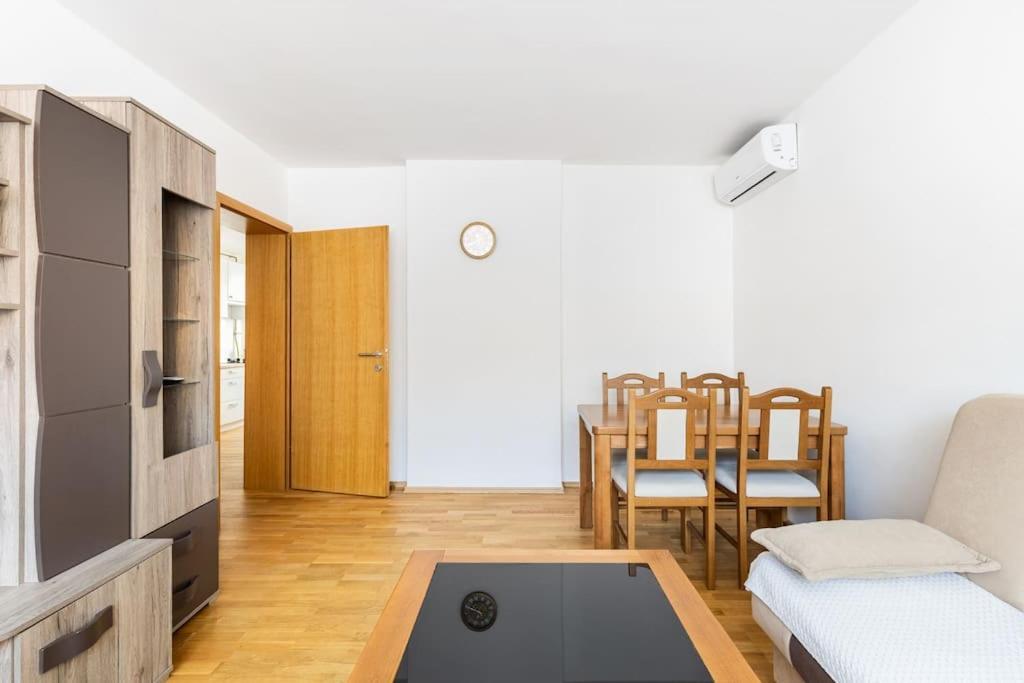 Apartman Dino SJJ Exteriör bild